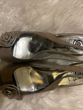 Ursula Mascaró Suede Slingback Wedges with Floral Rosette Detail – Size 39/8.5